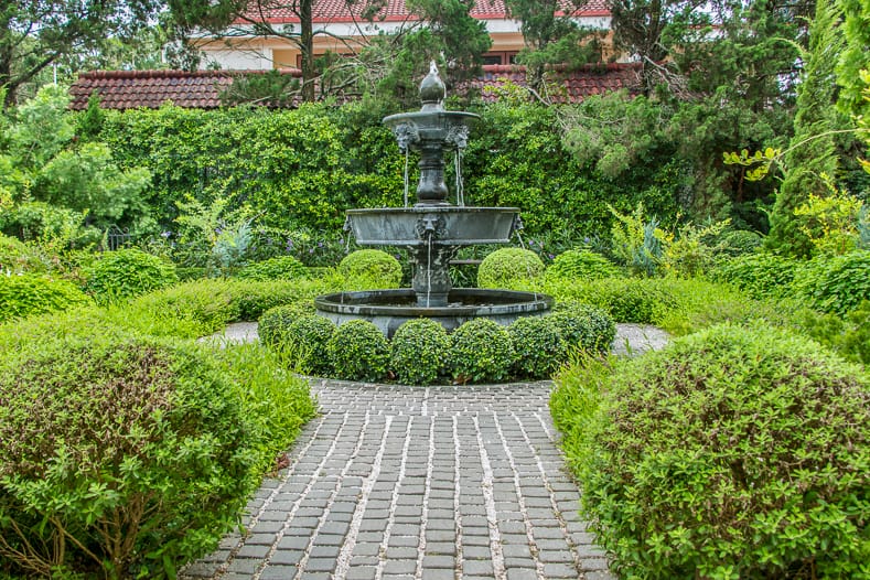 Cobblestone garden path | © chaloemphan - stock.adobe.com
