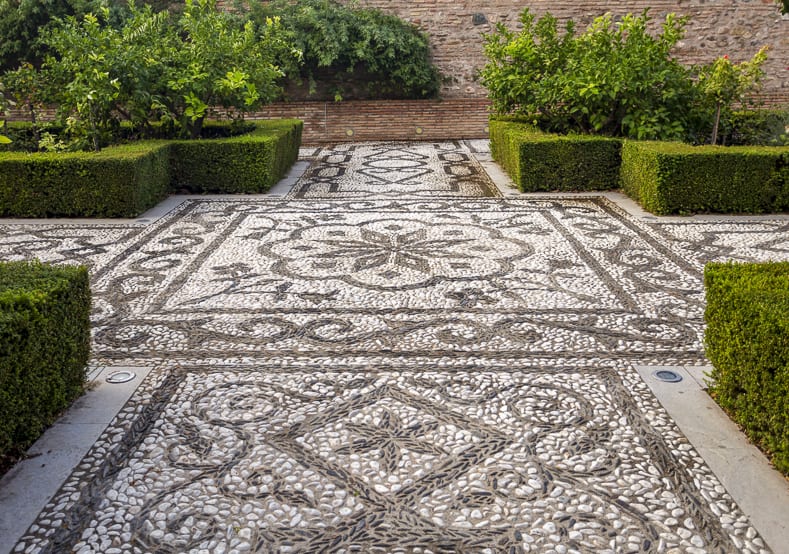 Pebble Mosaic garden path | © Downunderphoto - stock.adobe.com