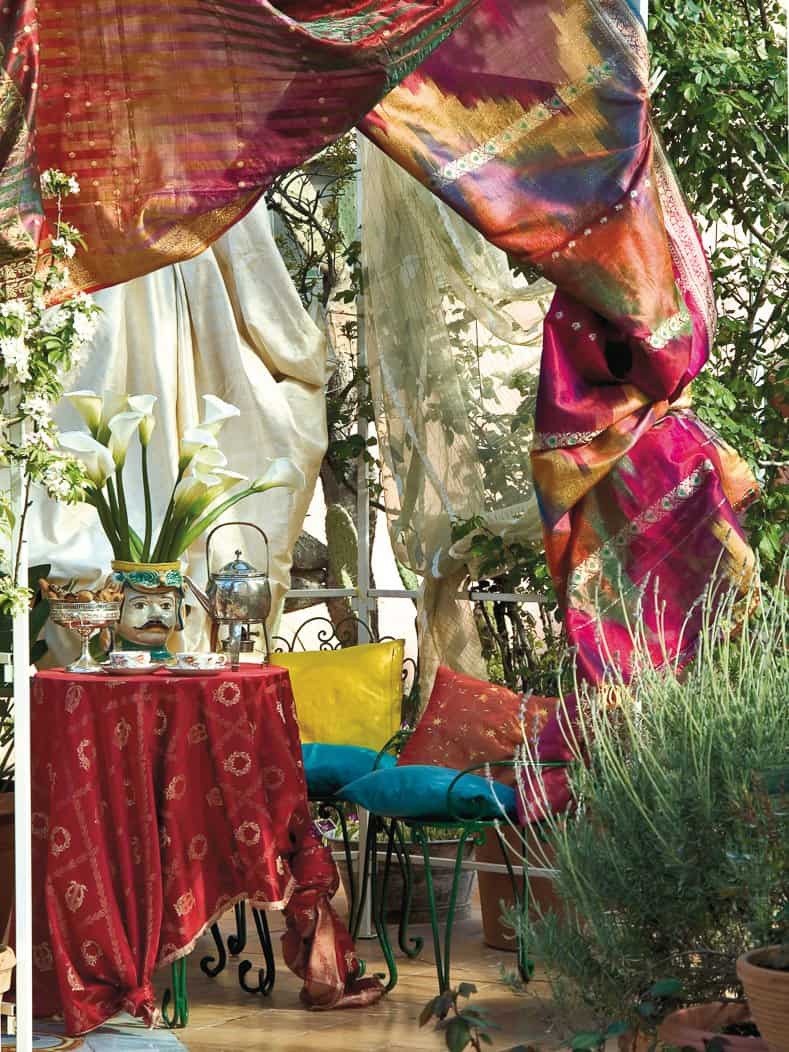 Outdoor room created by colorful curtain panels ©#moreideas | stock.adobe.com
