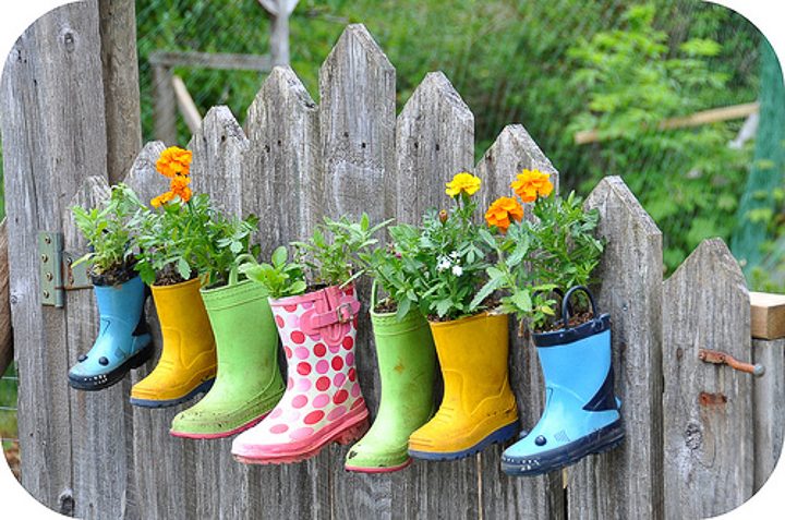 Boot planters via rosinahuber.blogspot.com