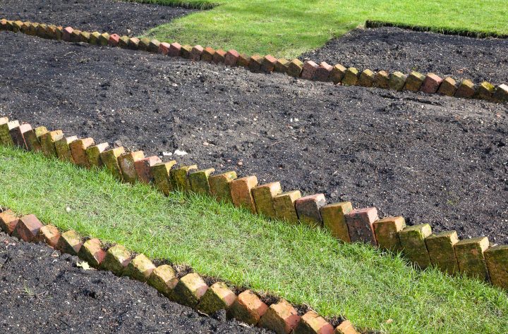 20 Garden Edging Ideas For Flower Beds, How To Edge A Garden With Brick